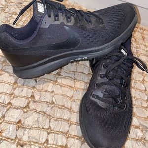 100% Authentic NIKE ZOOM black sneakers 🖤
